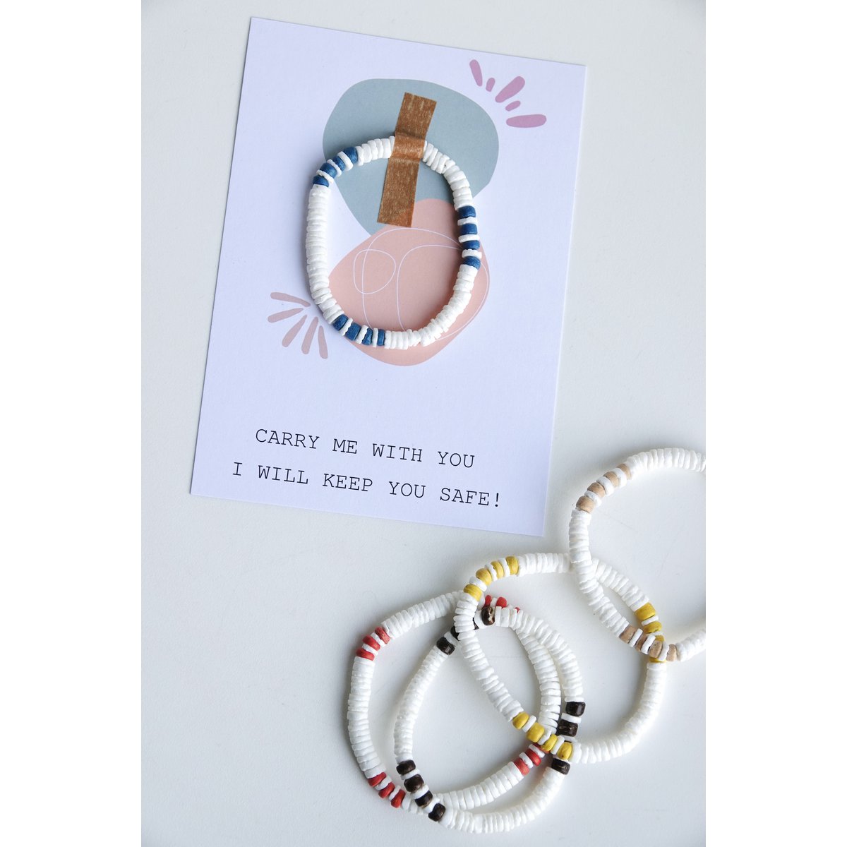Handgefertigtes Armband aus geschliffenen Muscheln