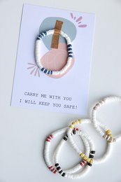 Handgefertigtes Armband aus geschliffenen Muscheln