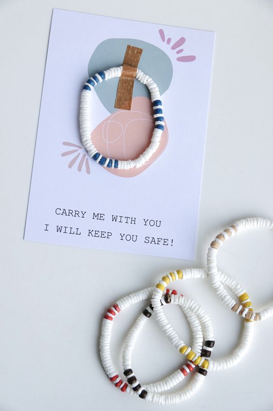 Handgefertigtes Armband aus geschliffenen Muscheln