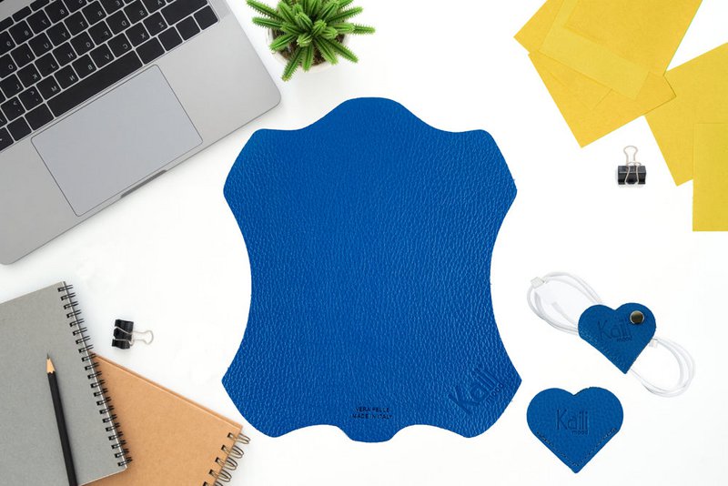 K0038OB | Made in Italy Heart Bookmark in genuine full-grain leather, dollar grain - Light blue color - Dimensions: 6 x 5.5 x 0.5 cm - Packaging: rigid bottom/lid Gift Box