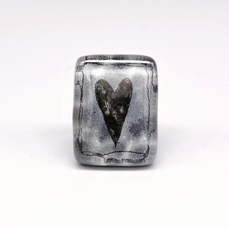 Großer Herzring in rechteckiger Glasform, bequem verstellbare Größe