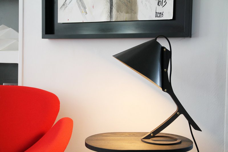 SILENCE Tischlampe aus Upcycling-Leder