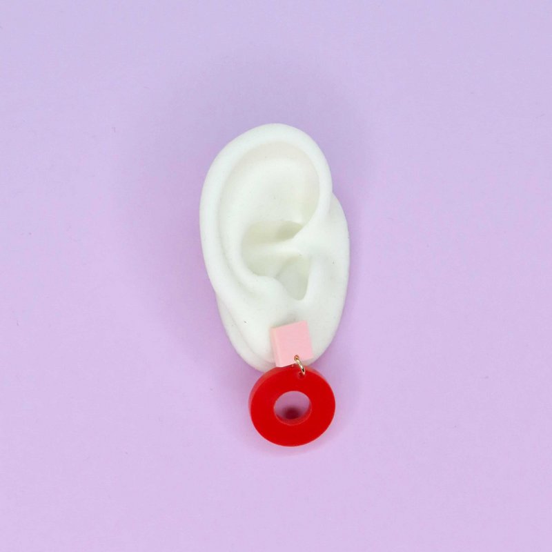 Firkantede cirkeløreringe i pink og rød