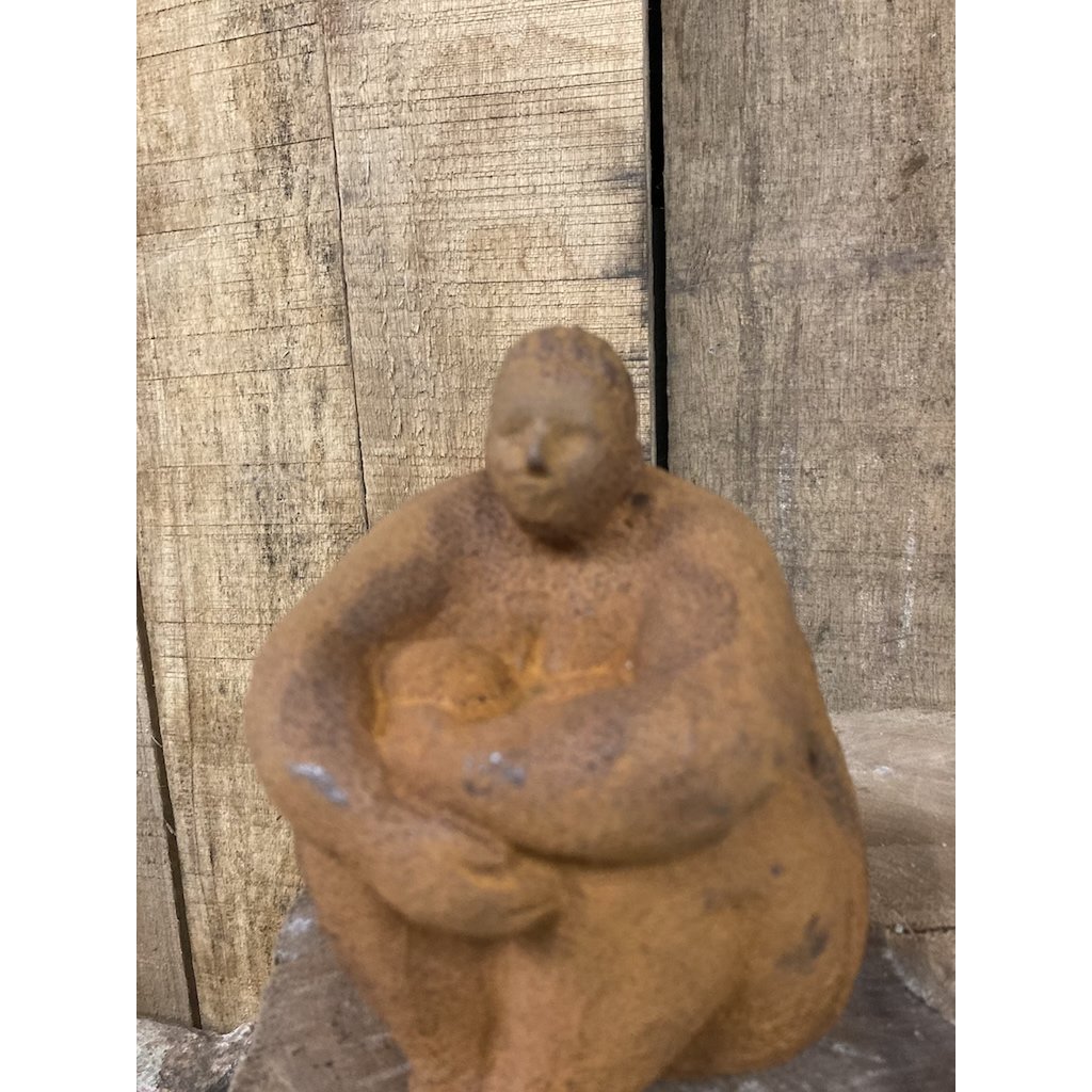 Femme assise en fonte, 12x14x16cm, 2,5kg