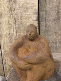 Femme assise en fonte, 12x14x16cm, 2,5kg