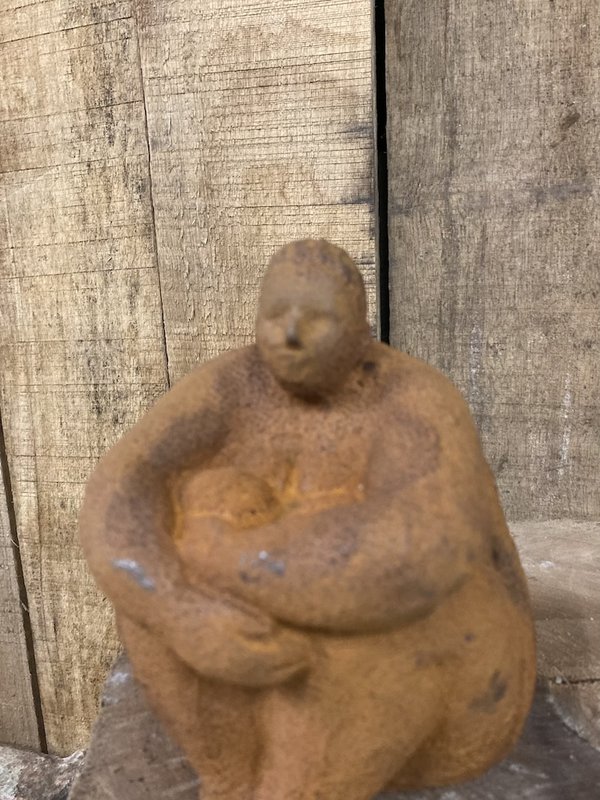 Femme assise en fonte, 12x14x16cm, 2,5kg