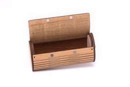 Estuche para gafas hecho a mano de madera de Krea-Wood con imán. Fabricado en madera de roble, color natural.