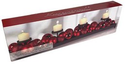 Kerzenständer mit Weihnachtsschmuck