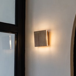 Ładowalna lampa ścienna Lane w kolorze jasnobrązowym