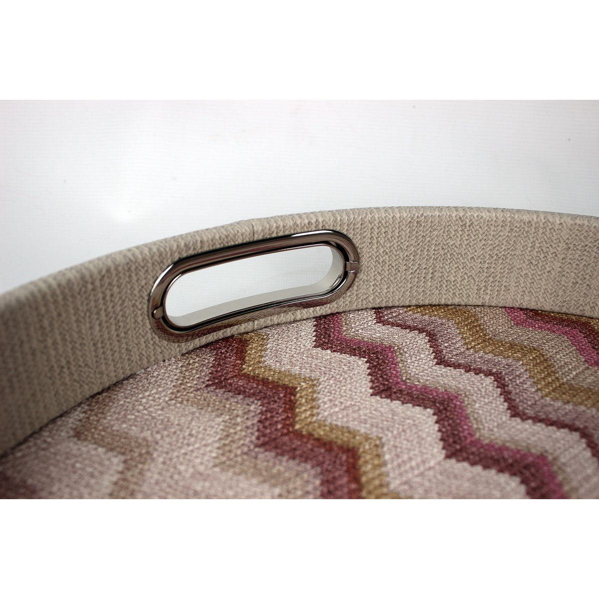Plateau rond rose à motif zigzag avec poignées en acier inoxydable