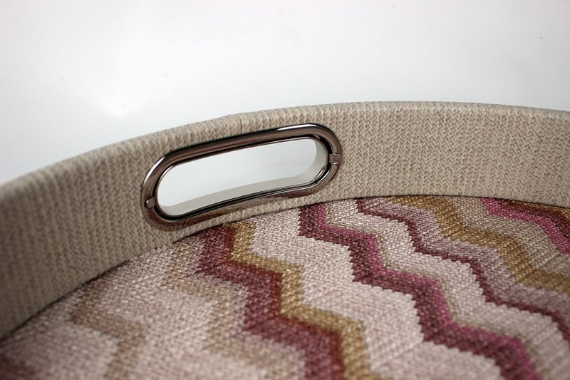 Plateau rond rose à motif zigzag avec poignées en acier inoxydable