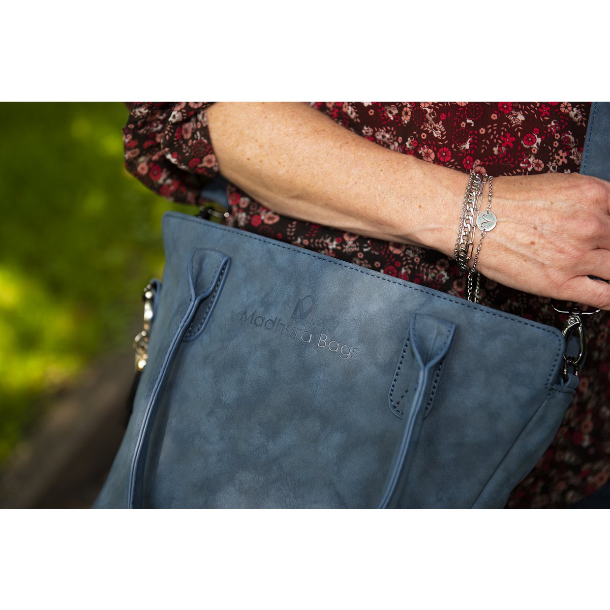 Hand/shoulder bag Dark blue curvy design
