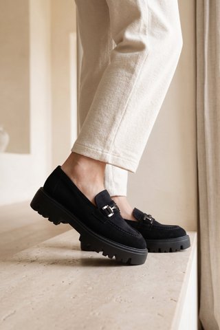 AINOHA BLACK – Suède loafers met paardenbit en extra lichte zool