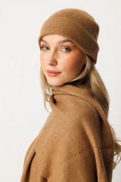  Camel-colored wool beanie and scarf set, featuring a warm, cozy design for cold weather.