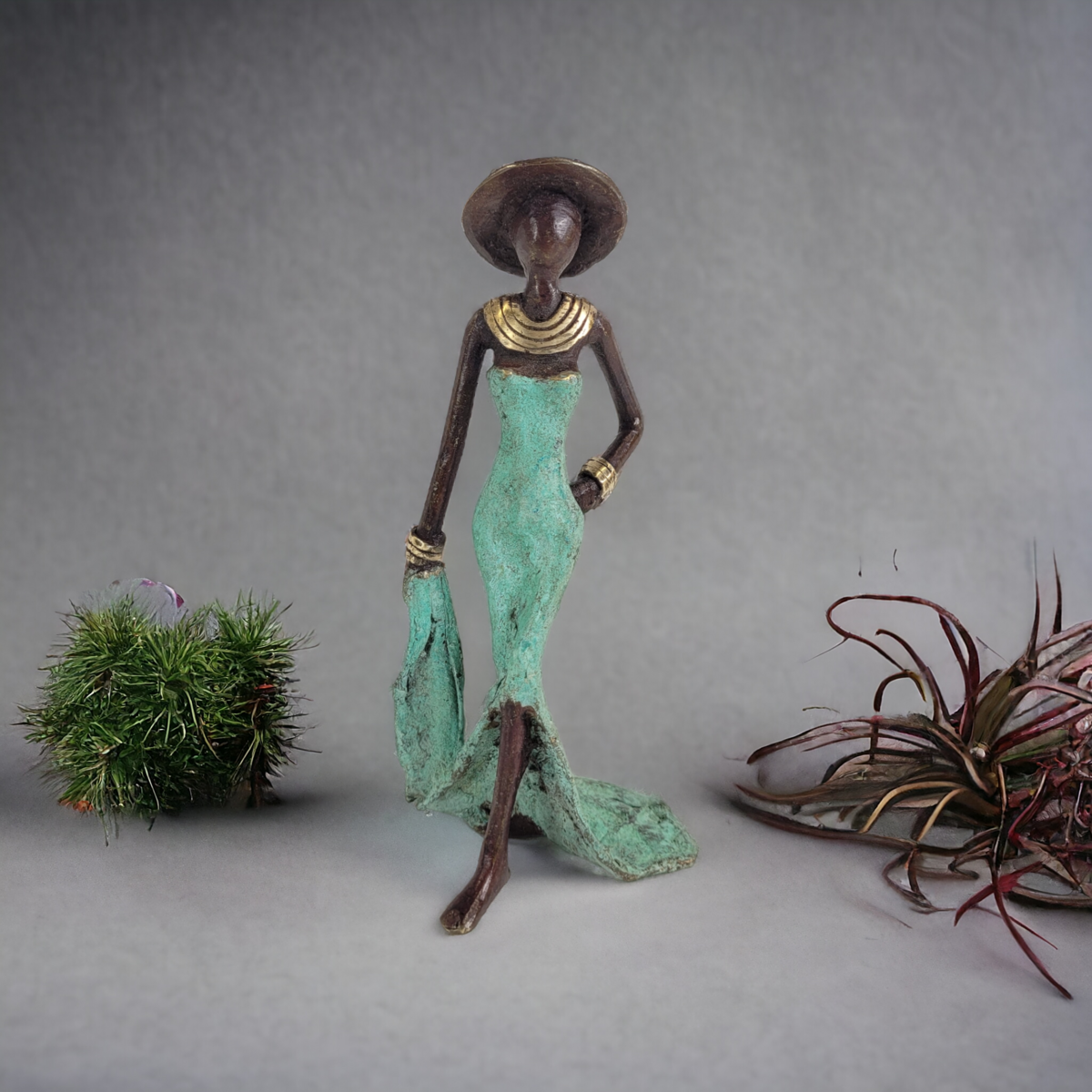 Bronzeskulptur "Femme élégante with chapeau" af Soré | forskellige størrelser og farver