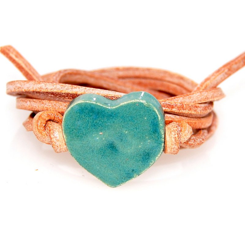 Naturlederarmband mit grünem Herzen