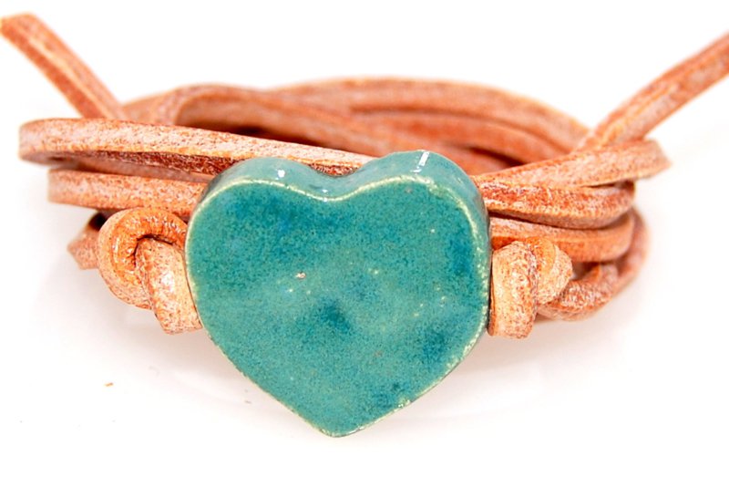 Naturlederarmband mit grünem Herzen