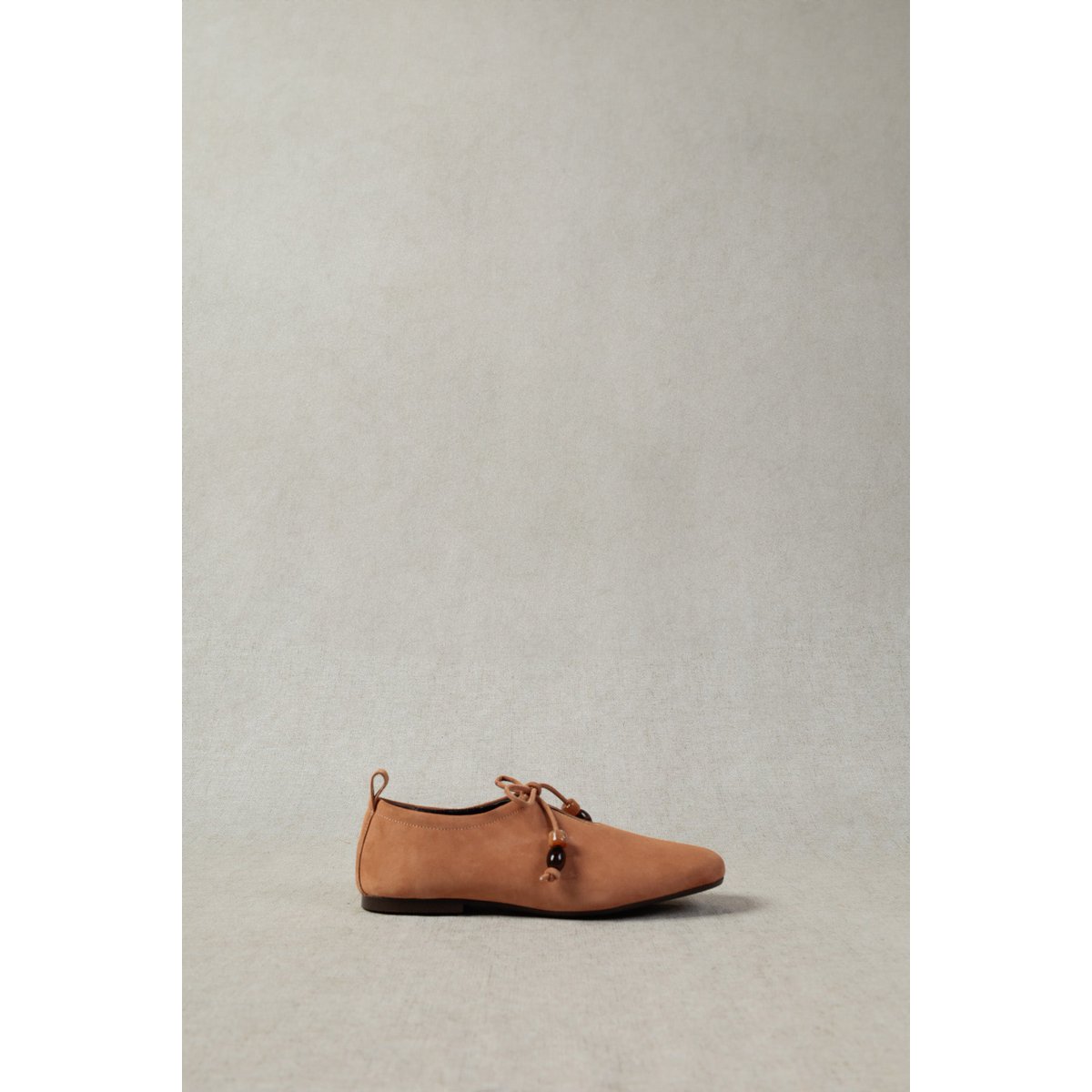 KATY BEADS CAMEL – Suède veterschoenen met harsdetail