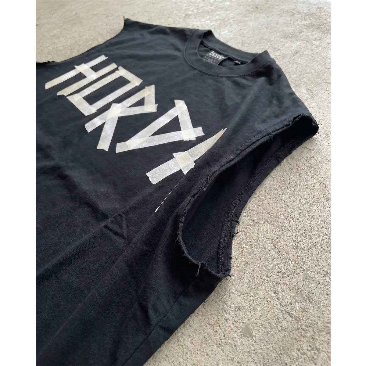 T-Shirt Tank Nera Boxy Fit 200g con tagli a vivo