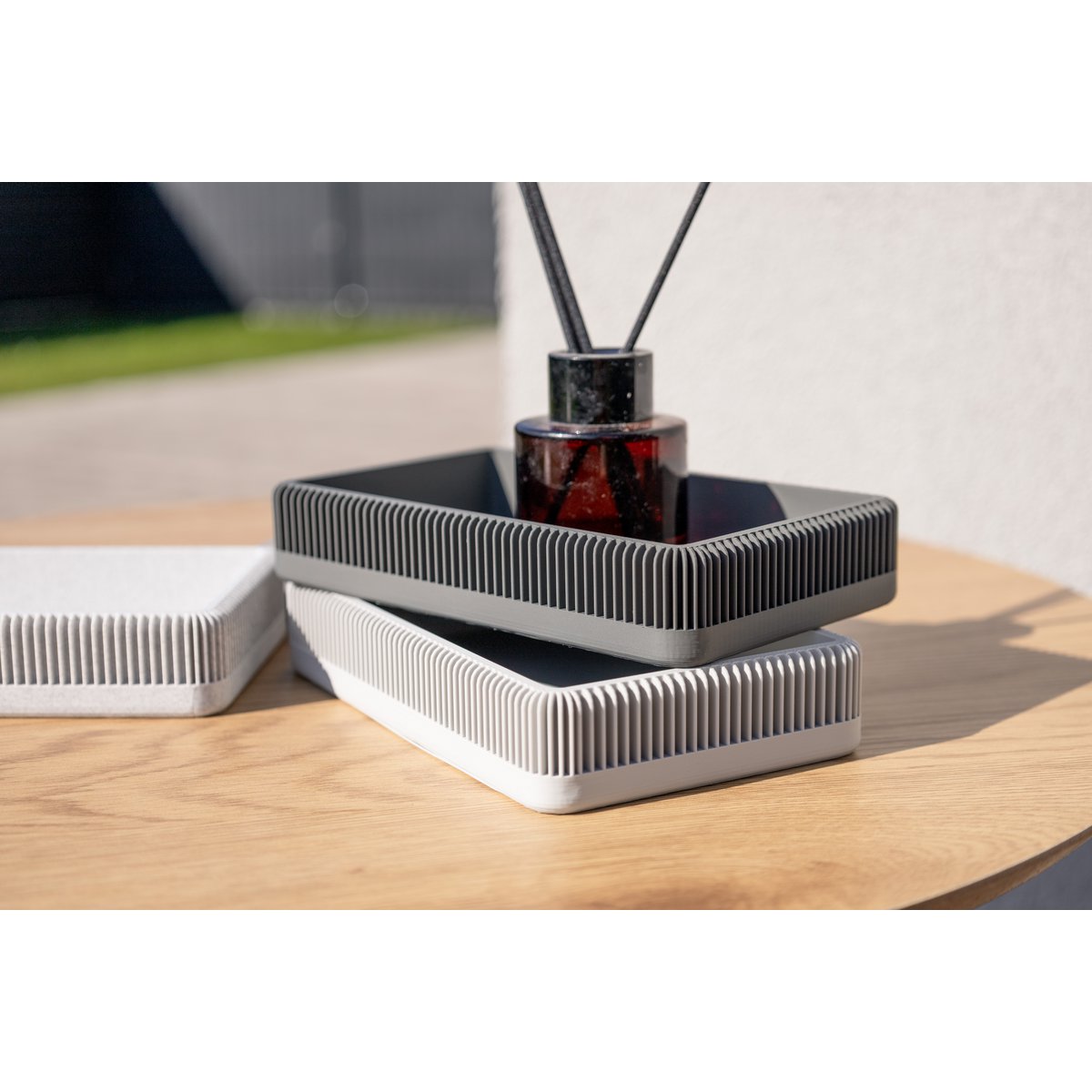 Schlanke, rechteckige Tabletts in kühlen Farbtönen – modernes geripptes Design, perfekt für den Schreibtisch, den Eingangsbereich, den Couchtisch oder die Organisation zu Hause