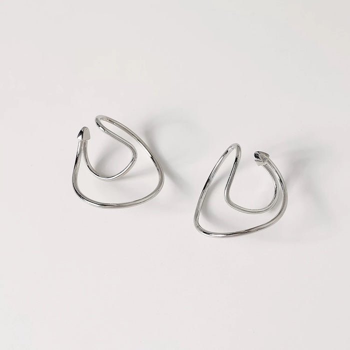 Ear Cuff con linea fluida geometrica 3D: un paio