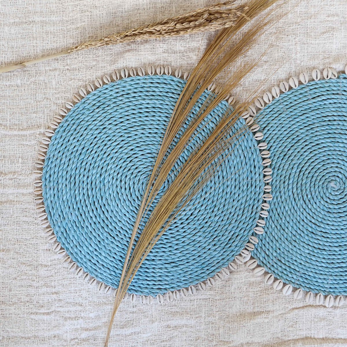 ZEEGRAS PLACEMAT SET MET COWRIE SCHELP - LICHTBLAUW