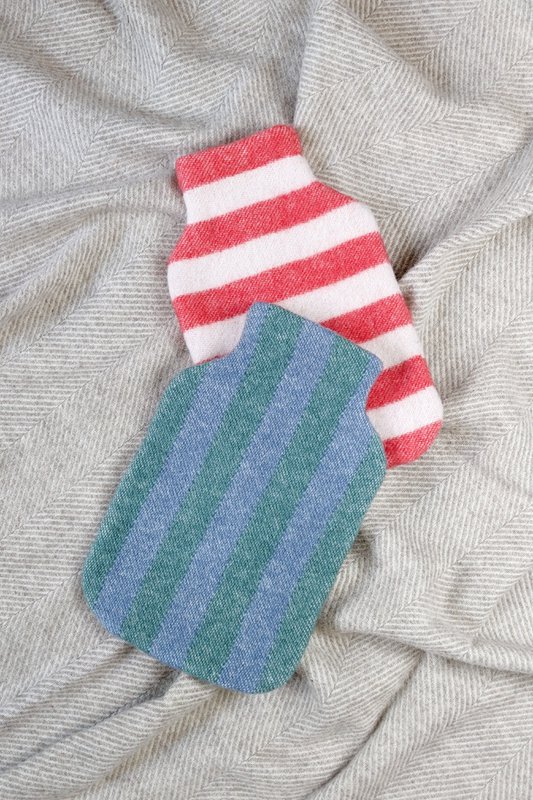 Wärmflaschenbezug STRIPES denim / greenstone mit Wärmflasche (grau)