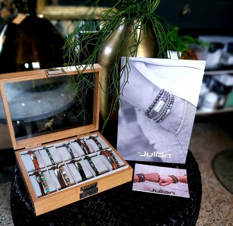 Armband display, koffer 10 kussens