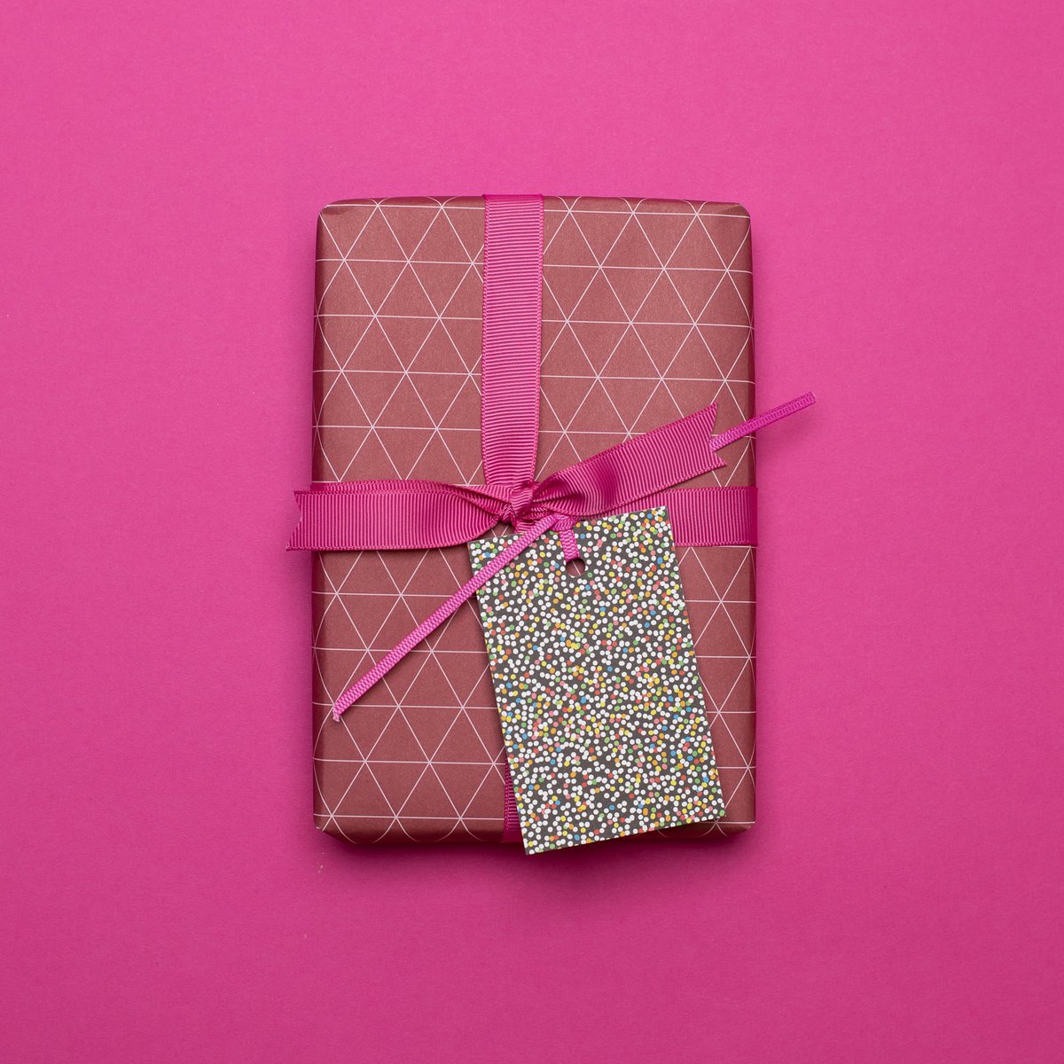 Red inpakpapier Triangles - Grafisch inpakpapier roze rood, perfect voor geschenken voor Moederdag, als een verpakking voor Valentijnsdaggeschenken of neutraal inpakpapier voor vrouwen.