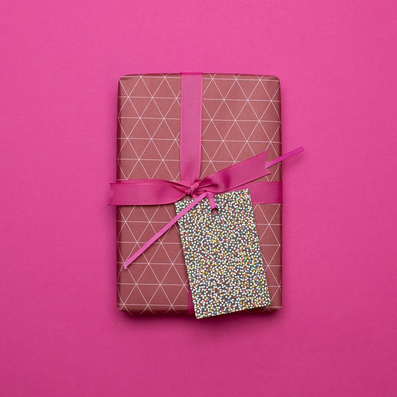 Rotes Geschenkpapier Dreiecke - grafisches Geschenkpapier rosa rot, perfekt für Geschenke zum Muttertag, als Verpackung für Valentinstags Geschenke oder neutrales Geschenkpapier für Frauen.