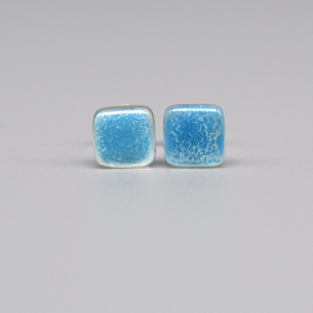 Kleine turkooisblauwe mini-oorbellen, sterling zilveren paaltjes en gerecycled glas