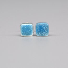 Kleine turkooisblauwe mini-oorbellen, sterling zilveren paaltjes en gerecycled glas