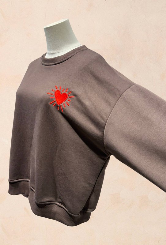 Unisex oversize sweatshirt – broderet rødt hjerte – BOMULD – 9038416