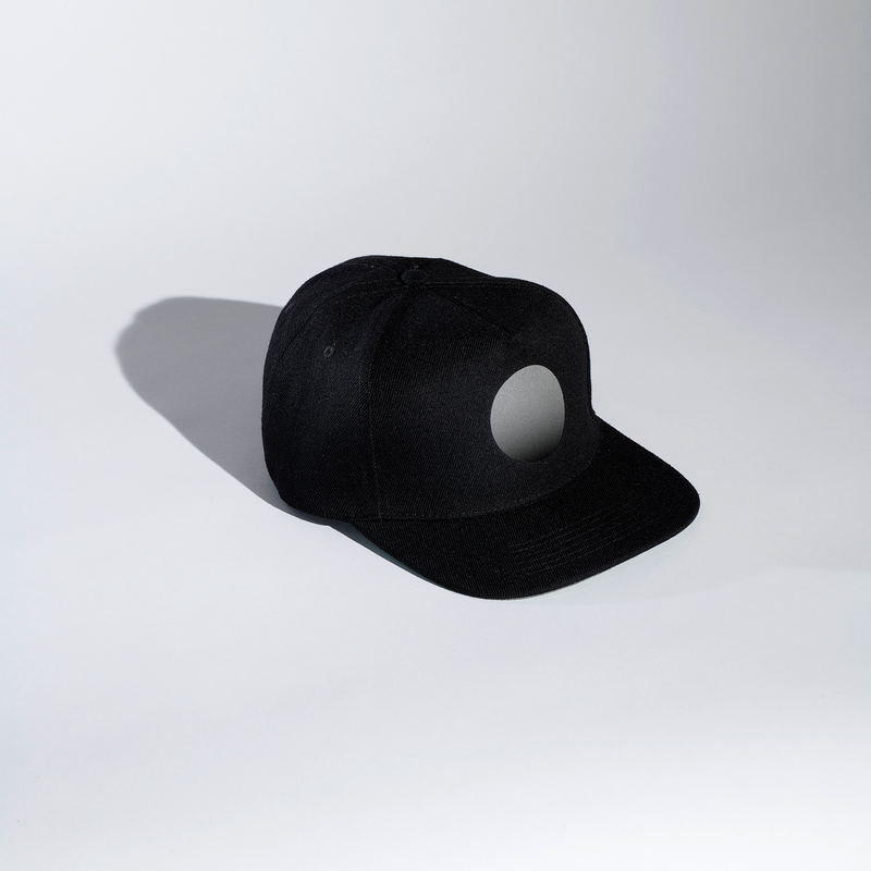 Reflektierende schwarze Kappe verblasst