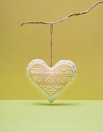 Cuore di vaniglia con uccellino arancione