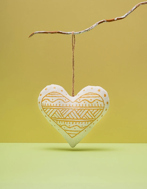 Cuore di vaniglia con uccellino arancione