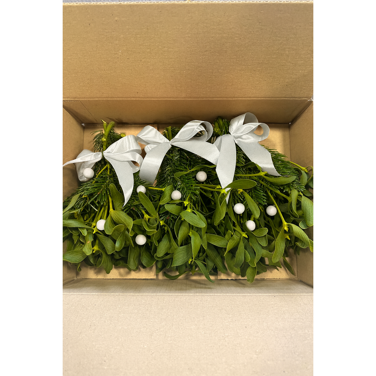 Christmas Box Mistletoe – White (8 packs of 3 bundles)