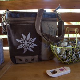 Domelo Trachtentasche. Damen Umhängetasche. Dirndl Schultertasche aus Canvas ( Segeltuch) & Leder. Handtasche in Trachten Stil mit Edelweiß Aufdruck. Crossbody Tasche für Frauen als Oktoberfest Accessoires.