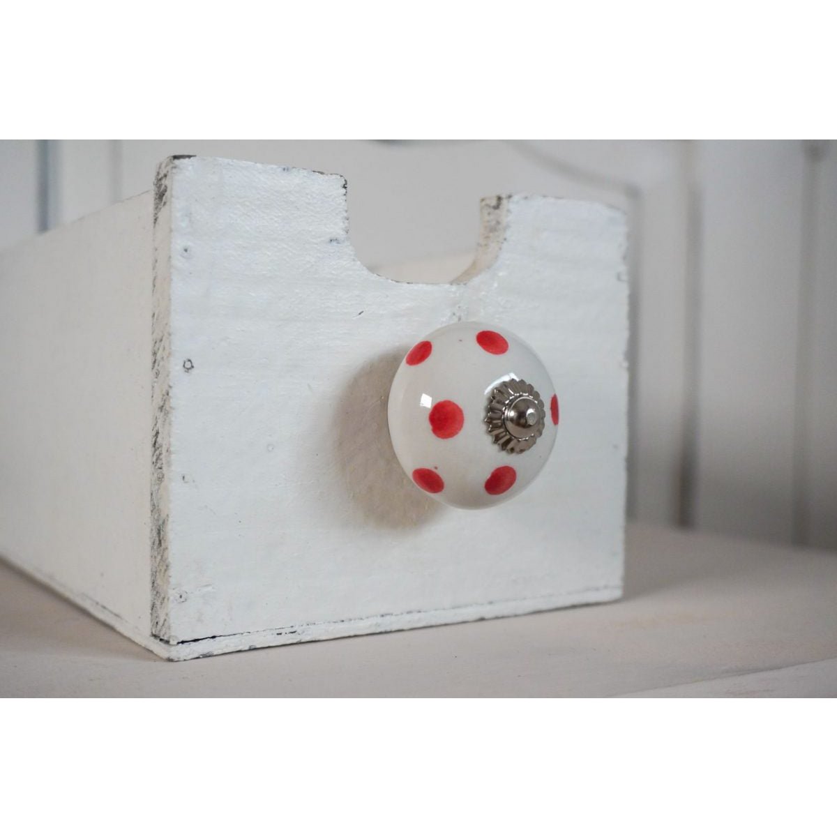 White furniture knob with red dots 4 cm Isabelle Rose