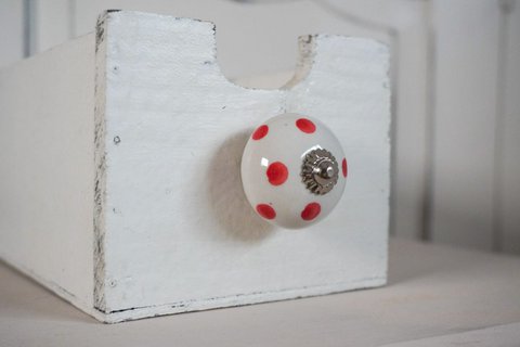 Weißer Möbelknopf mit roten Punkten 4 cm Isabelle Rose