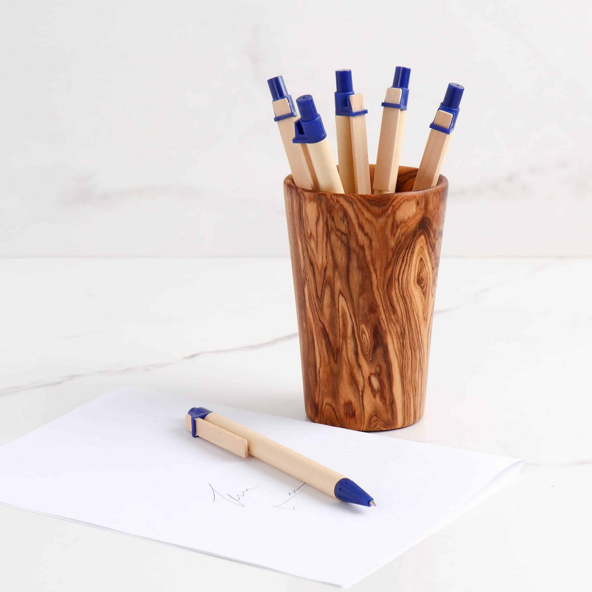 Handgemaakte potloodhouder van olijfhout - Een natuurlijk en praktisch bureauaccessoire voor de dagelijkse organisatie