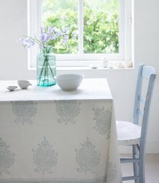 Tafellaken | Tree of Life Mineral is a tablecloth featuring a nature-inspired tree of life design in mineral colors. The tablecloth is available in three sizes: Klein (150 x 240 cm), Standaard (160 x 270 cm), and Groot (160 x 340 cm). The design features a neutral color palette with shades of gray, white, and green, making it a versatile choice for various home decor styles.
