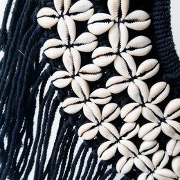 Decoratieve ketting in zwart macrame