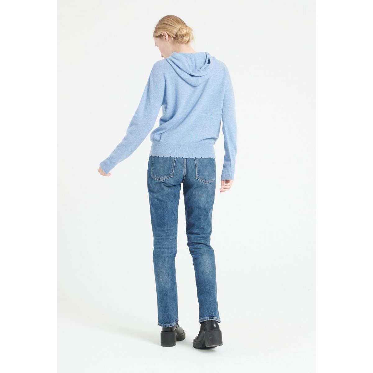 MIA 16 Sudadera con capucha de cachemir con acabados cincelados azul cielo