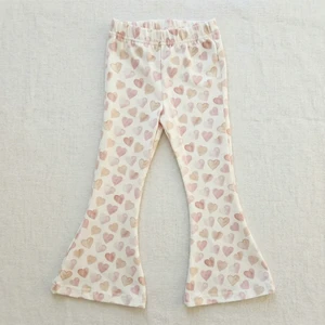 Uitlopende broek voor meisjes met hartjesprint