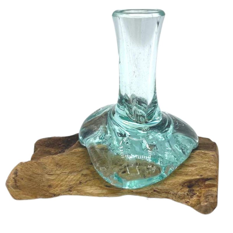 Petit vase en verre fondu sur le bois