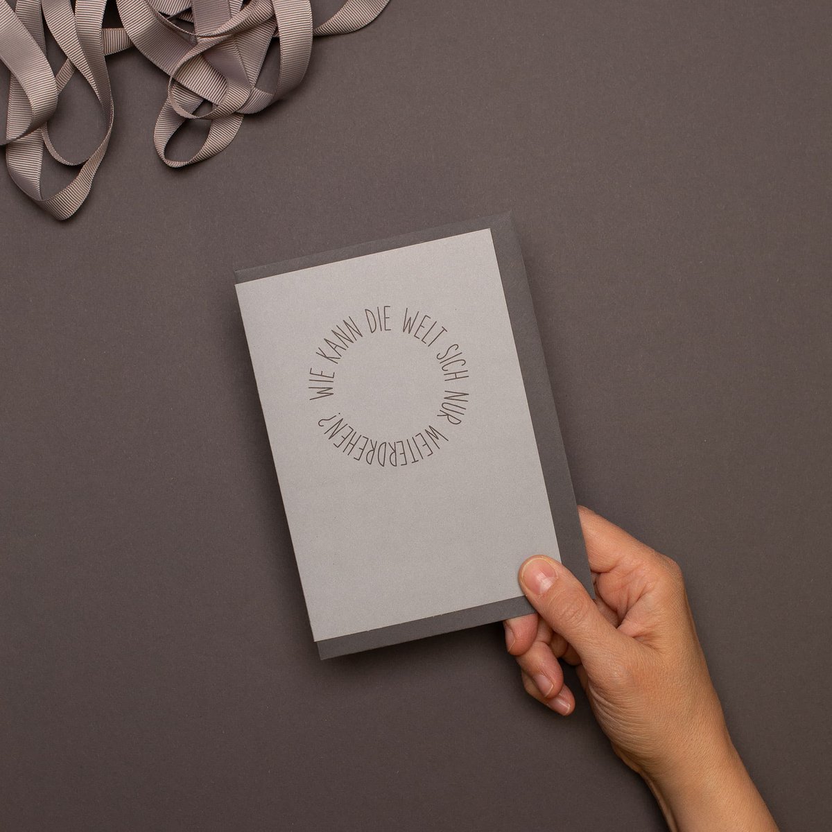 Schlichte Trauerkarte "Wie kann die Welt sich nur weiterdrehen", Kondolenzkarte aus 100% Recyclingpapier