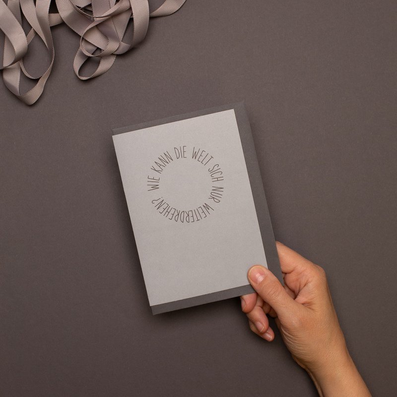 Schlichte Trauerkarte "Wie kann die Welt sich nur weiterdrehen", Kondolenzkarte aus 100% Recyclingpapier