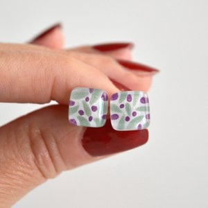 Small stud earrings in glass and sterling silver, Leaves and berries, Green-gray, white and purple
