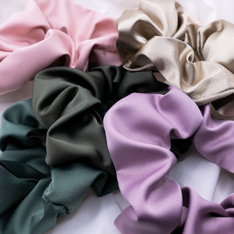 Scrunchie bandeau beige satiné vert clair - attache cheveux cousu main brillant